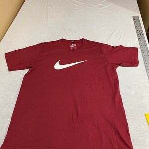 Burgundy Nike short sleeve t-shirt men XL sportswear. SKU225
